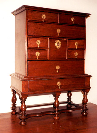 Miniature chest of drawers on five legs with peened drops and an escutcheon